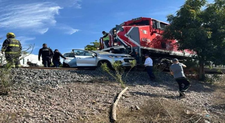 Mujer y niño terminan heridos al ser embestidos por tren de carga en