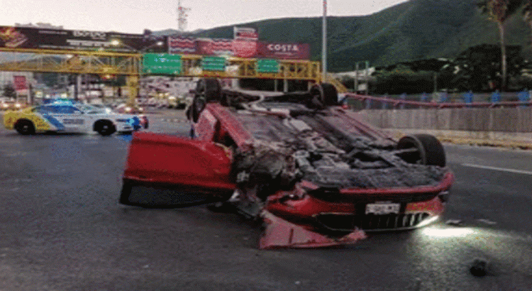 Automovilista-vuelca-en-la-avenida-Garza-Sada-en-Monterrey-1-750x410