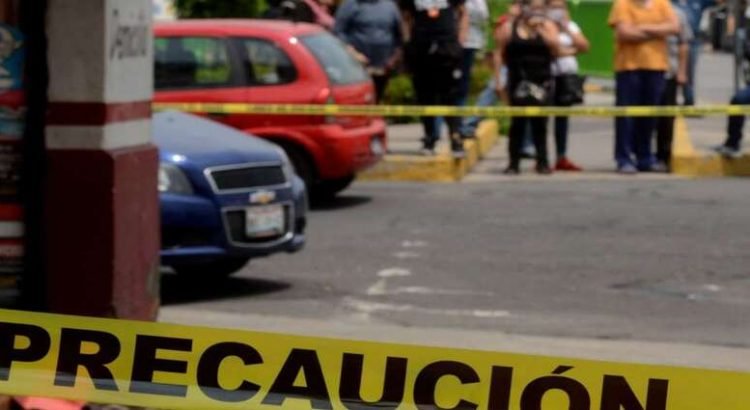 Policias-frustran-robo-en-carro-afuera-de-restaurante-al-sur-de-Monterrey-1-750x410 (1)