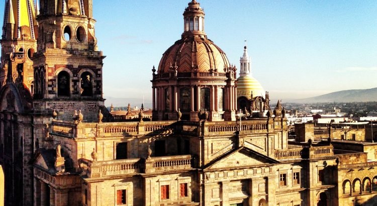 Cae-pieza-de-cantera-de-la-Catedral-de-Guadalajara-por-una-rama-750x410