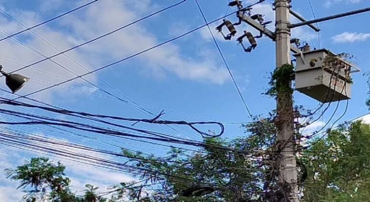 Colonia-Los-Magueyes-en-Monterrey-piden-ayuda-para-retirar-cableado-1-750x410