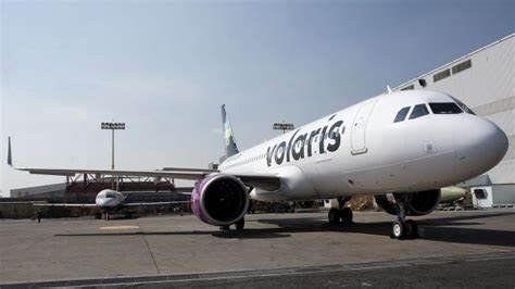 Lleva-dos-noches-durmiendo-en-el-suelo-del-Aeropuerto-de-Guadalajara-por-retraso-de-vuelos
