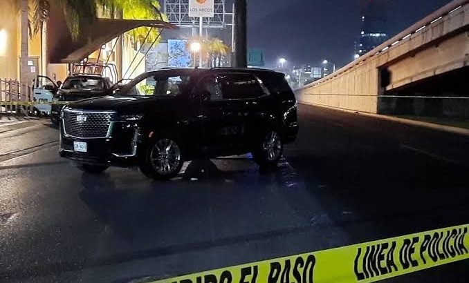Atacan a balazos a una familia a bordo de camioneta tras salir de restaurante en Monterrey