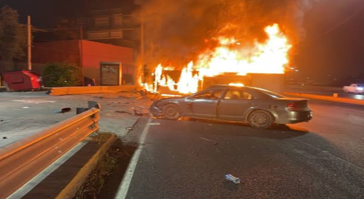 Camión vuelca tras choque y se incendia en la avenida Morones Prieto en Monterrey