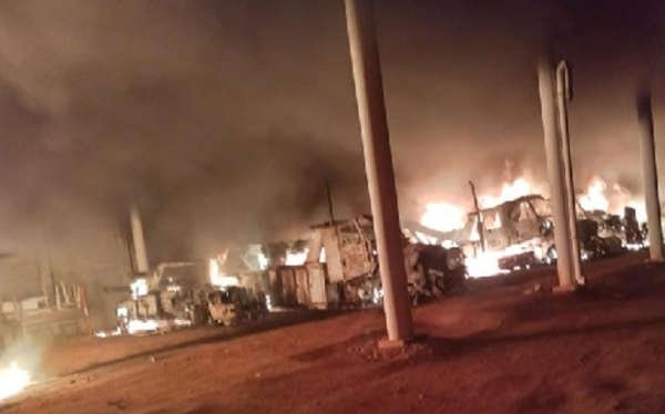 En Oaxaca, comando irrumpe en corralón de grúas e incendia instalaciones