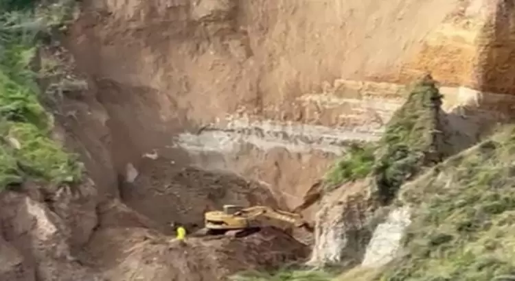 Protección civil está supervisando el derrumbe en el acceso a Playas de Tijuana