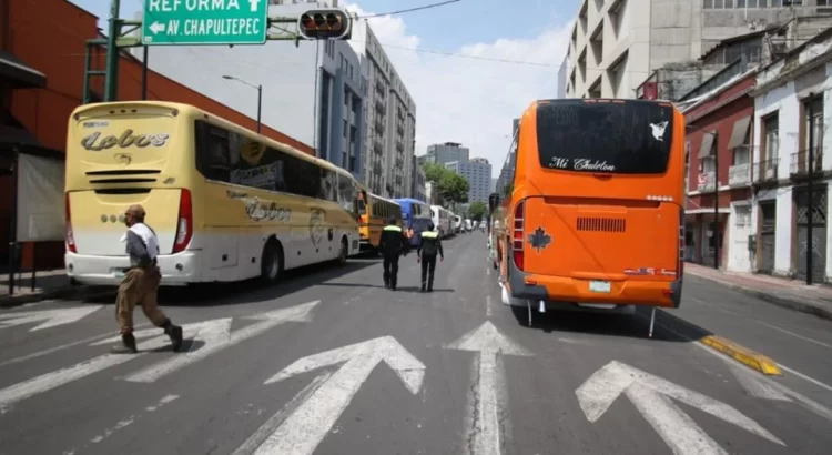 Trasladan a simpatizantes de AMLO en autobuses de la Universidad Autónoma Benito Juárez de Oaxaca