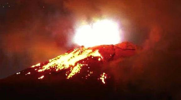 Popocatépetl registra cuatro explosiones con material incandescente