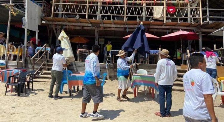 ¡480 por dos cervezas en Huatulco! Tras cobros excesivos, desalojan sombrillas de orilla del mar