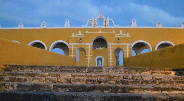Buscan material arqueológico maya en cenote debajo del convento de Izamal