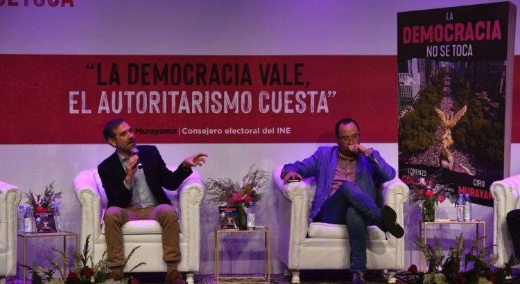Durante la presentación de un libro en la Ibero cuestionan y corren a ex consejeros del INE