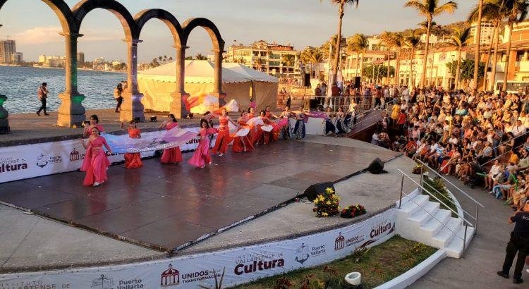 Reúne Puerto Vallarta a 30 grupos folclóricos de México y el mundo
