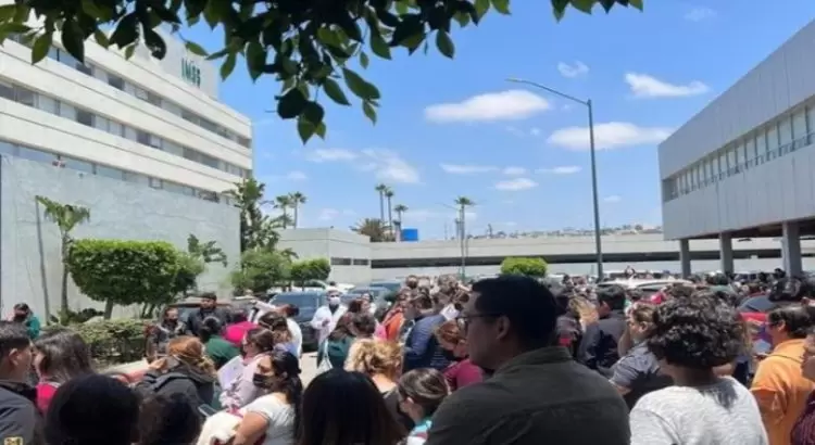 Por alerta de una supuesta bomba fue desalojada la Clínica 7 del IMSS