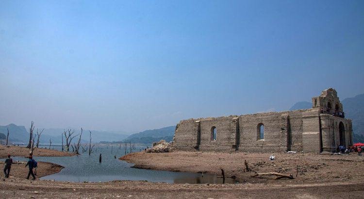 Sequía deja al descubierto un templo sumergido en Chiapas