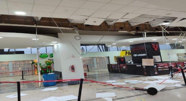 Colapsa una parte del techo del Aeropuerto Internacional de Mazatlán por la lluvia