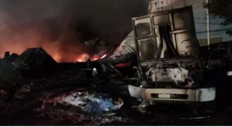Incendio en recicladora daña 70 autos en Querétaro