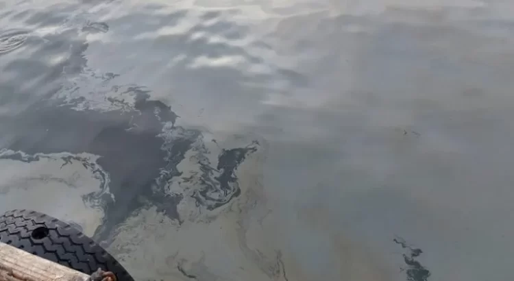 Denuncian supuesto derrame de combustible a playa de Manzanillo