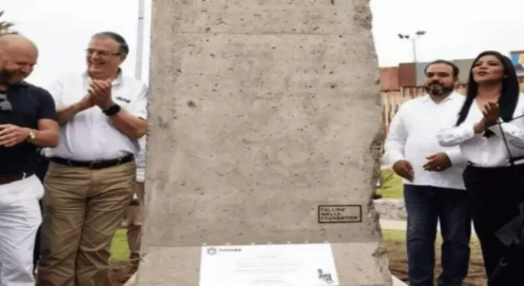 Develan pieza del muro de berlín en Playas de Tijuana