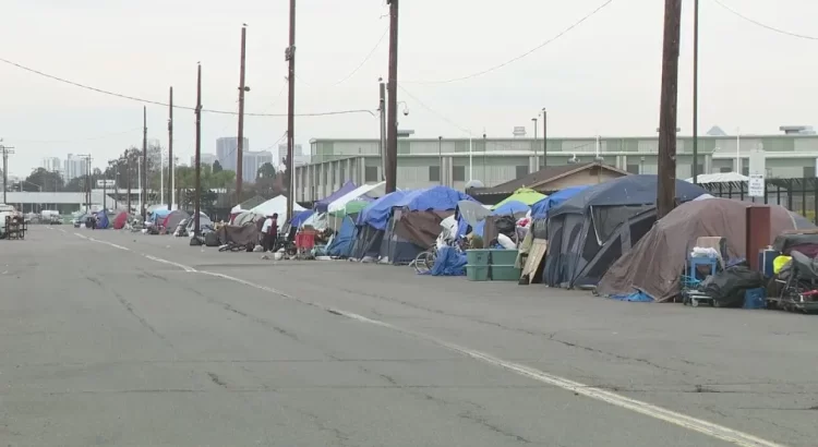 San Diego considera unirse a caso judicial sobre campamentos para personas sin hogar ante la Corte Suprema