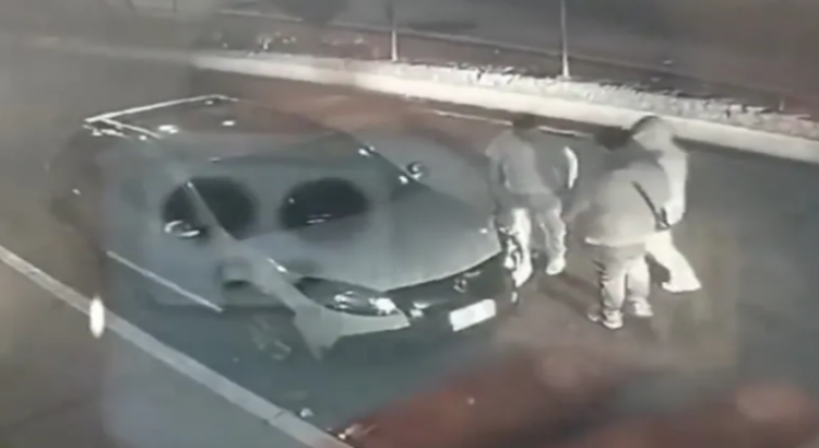 Despojan a hombre de su camioneta mientras cambiaba llanta en Naucalpan