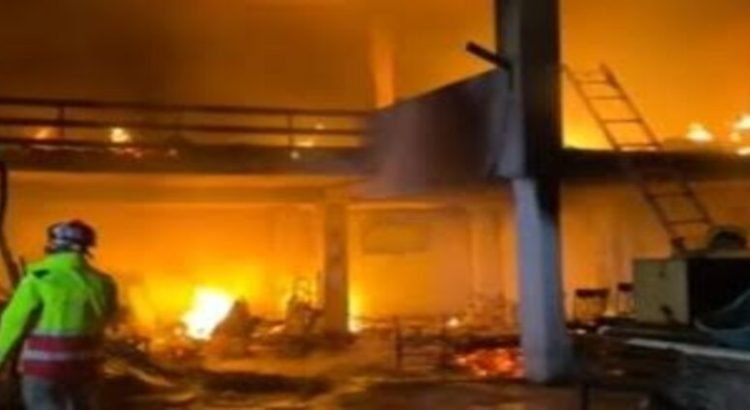 Altar de muertos causa gran incendio en una casa en Monterrey