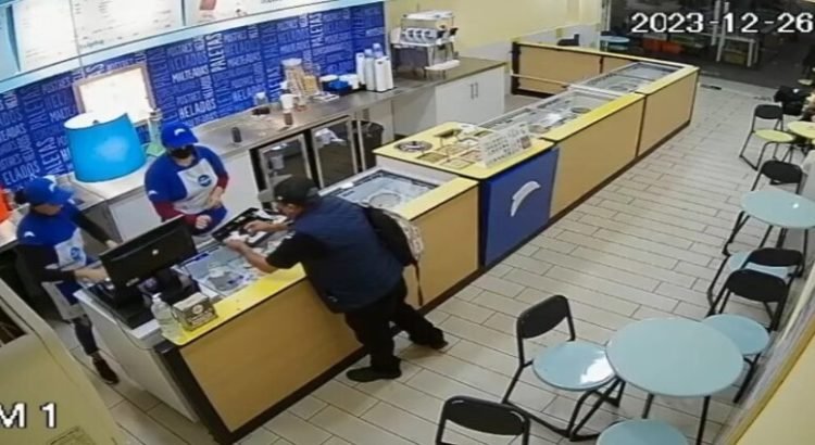 A punta de pistola asaltan nevería de Culiacán