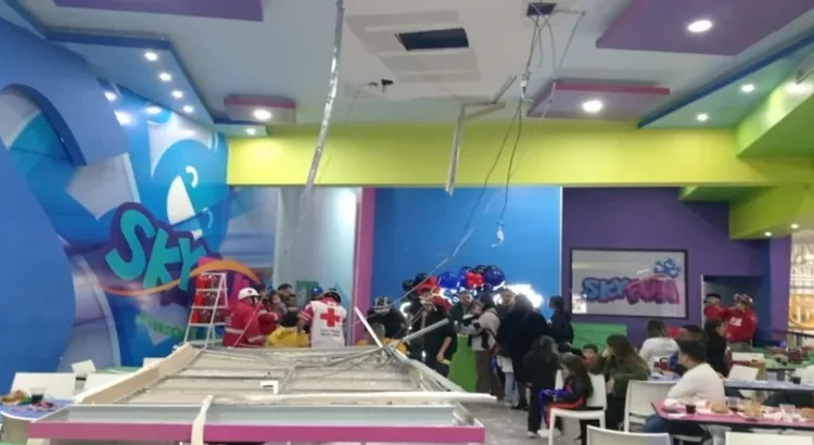 Cae techo de tablaroca en salón de fiestas infantiles en Monterrey