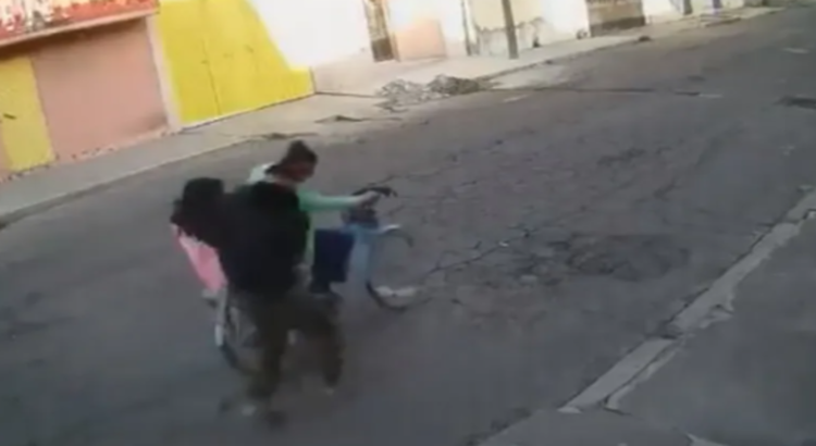 Mujer salva a su hija de intento de secuestro en Ecatepec