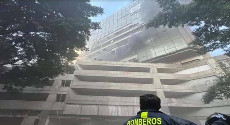Se incendió edificio abandonado del ISSSTE en Paseo de la Reforma