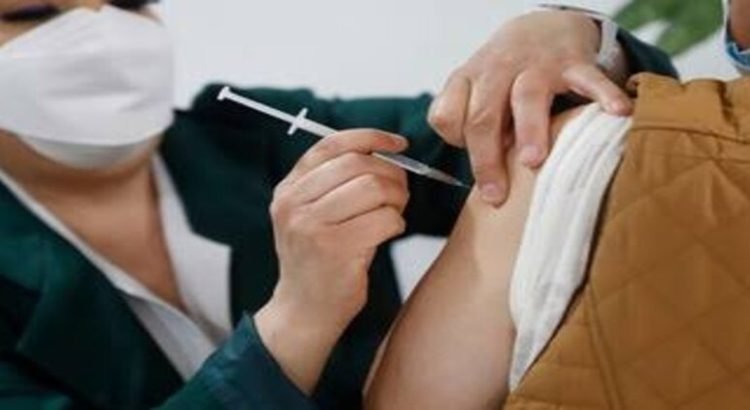 Seguirán vacunando contra la influenza y Covid-19 en Michoacán