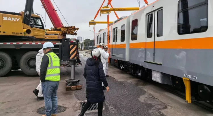 Avanza la Línea 4 del tren Primer tren en camino y obras al 35% de avance