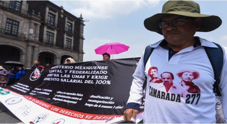 Maestros de la CNTE marchan en el Centro de la CDMX