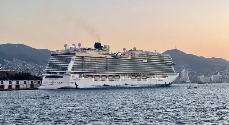 Arriba el crucero Nowergian Bliss, a Acapulco