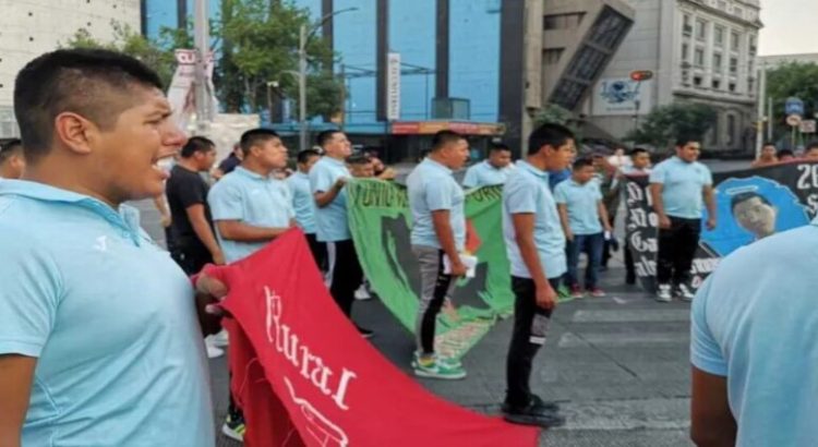 Familiares de los normalistas de Ayotzinapa marcharon en CDMX