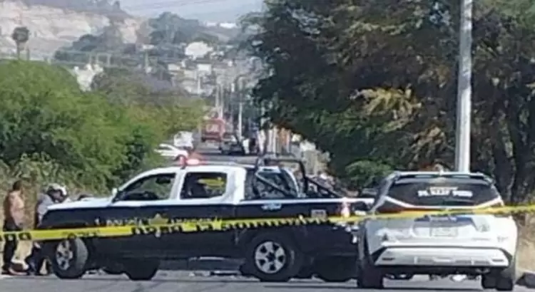 Un motociclista dormita al ir manejando y choca contra un auto