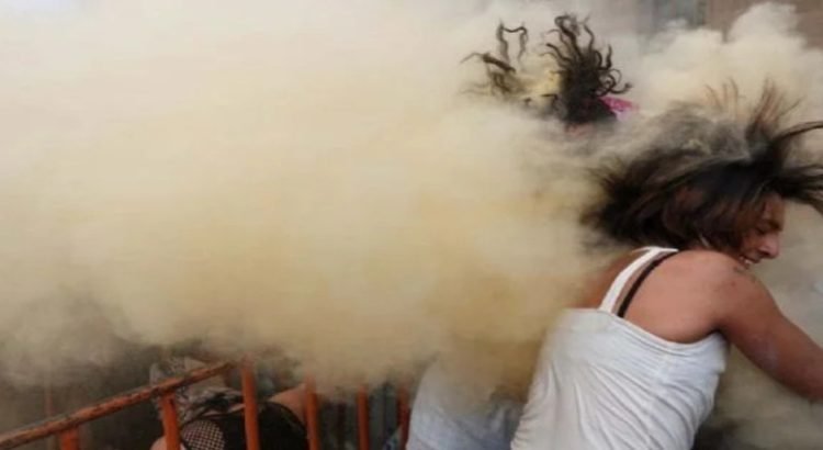 Oficiales dispersan con gas lacrimógeno marcha de la comunidad trans