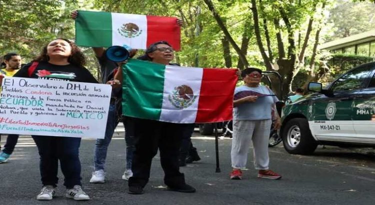 Protestan en embajada de Ecuador en CDMX tras irrupción en Quito