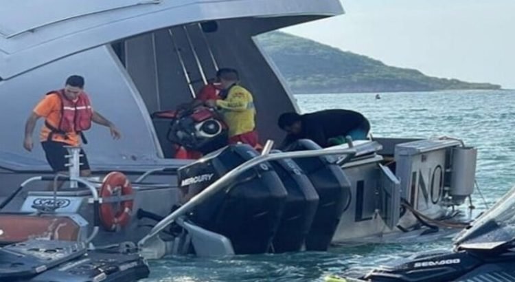 Rescatan a turistas de yate en playas de Mazatlán