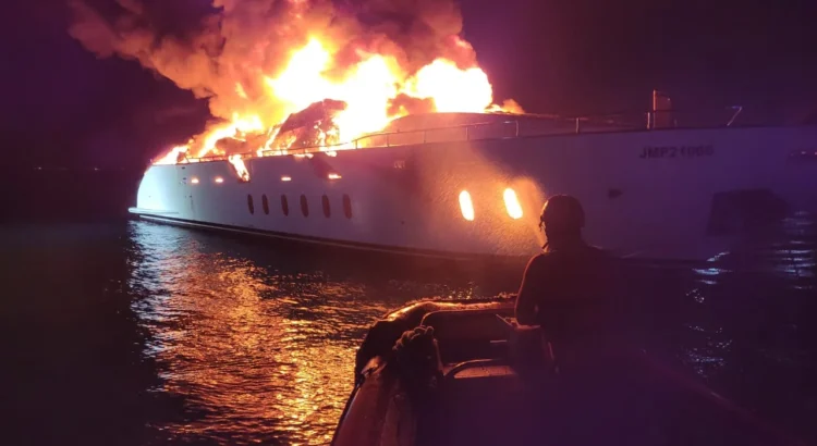 Un yate hundido y otro incendiado frente a las costas de Isla Mujeres este fin de semana