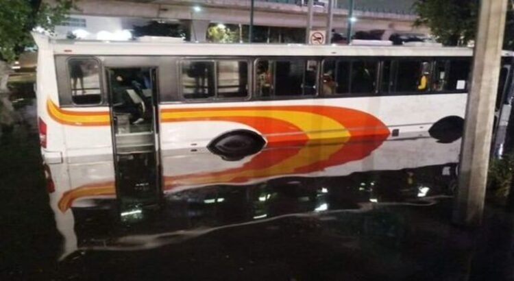 Transporte de pasajeros quedó atrapado tras lluvias en Tlalnepantla