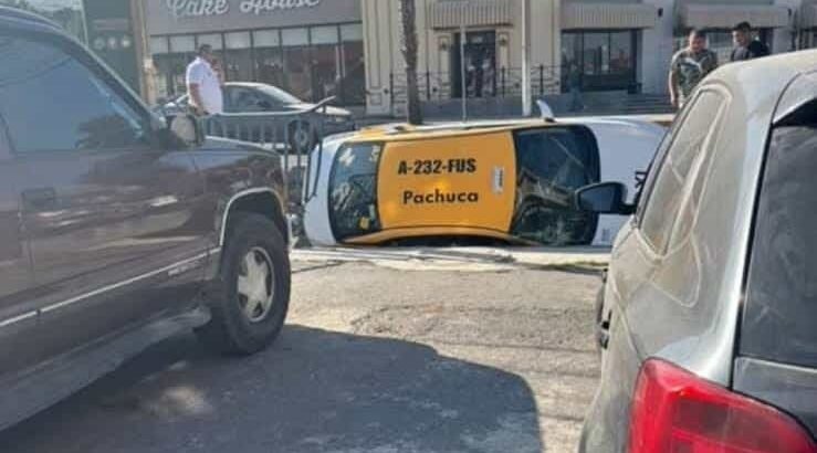 Cae taxi de Pachuca en zanja sobre Viaducto Rojo Gómez