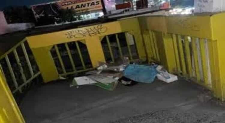 Oscuro, inseguro y sucio, así es como luce el puente de El Papa en Monterrey