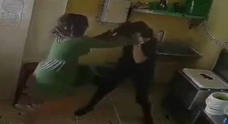 Una clienta de una taquería da una golpiza a la empleada en Tampico, Tamaulipas