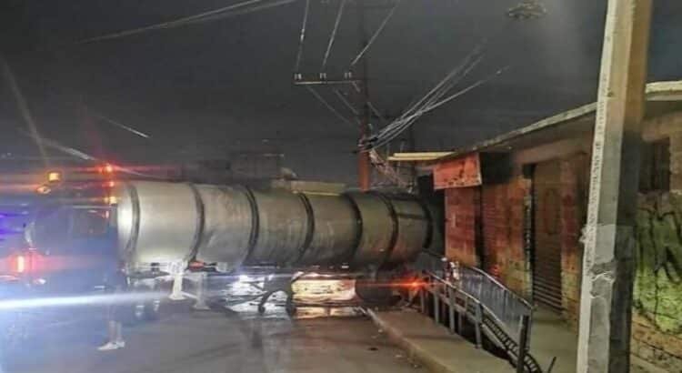 Pipa se estrella contra vivienda y derrama asfalto caliente en Ecatepec