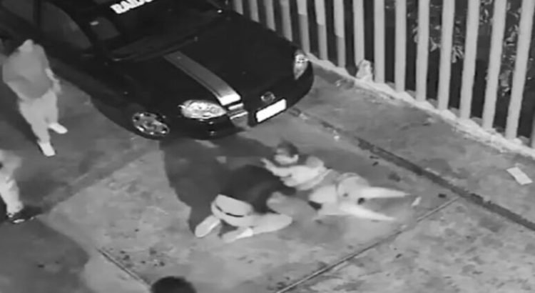 Sujetos agreden a mujer en Naucalpan