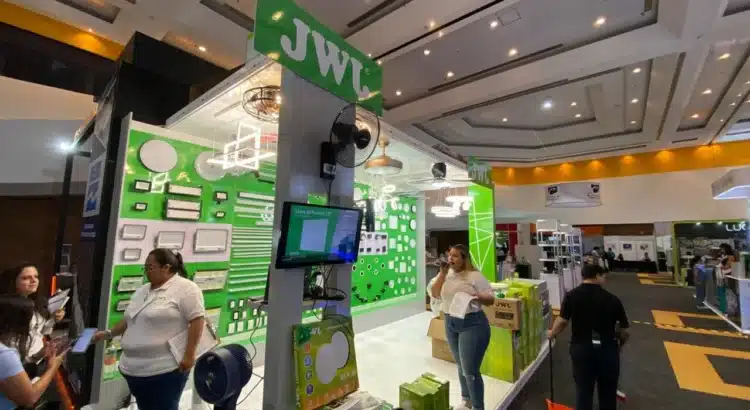 México, rezagado en el desarrollo de energías limpias, advierten en Expo Eléctrica celebrada en Cancún