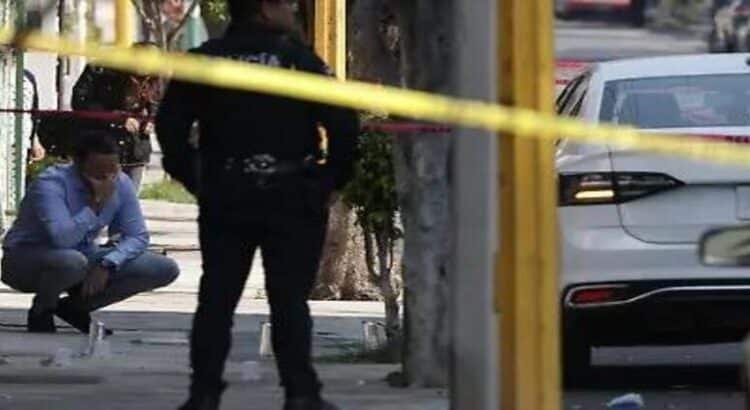 Asesinan a motociclista frente a escuela en Monterrey