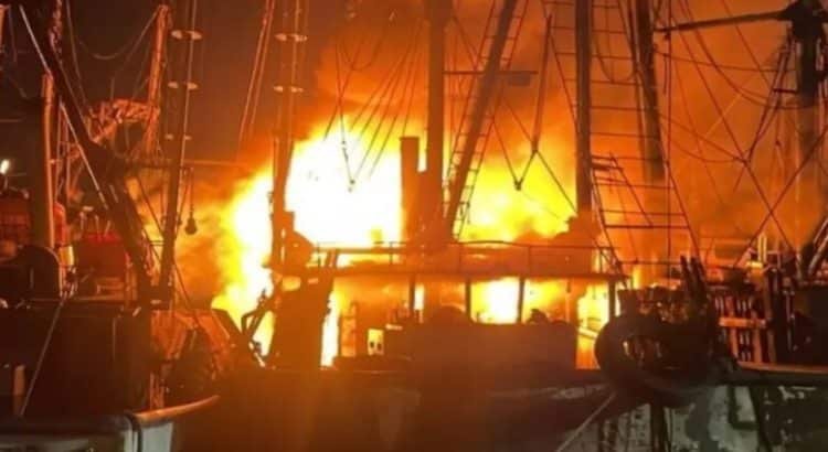 Se incendian dos barcos camaroneros en muelle de Mazatlán