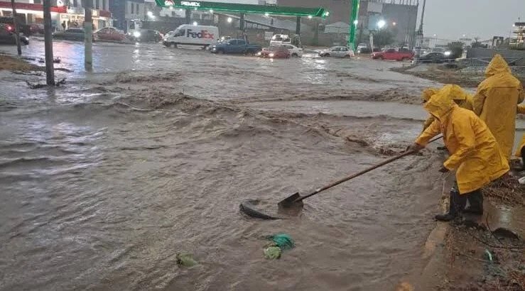 Lluvia provoca inundaciones, colapso de drenaje y caída de barda en Pachuca