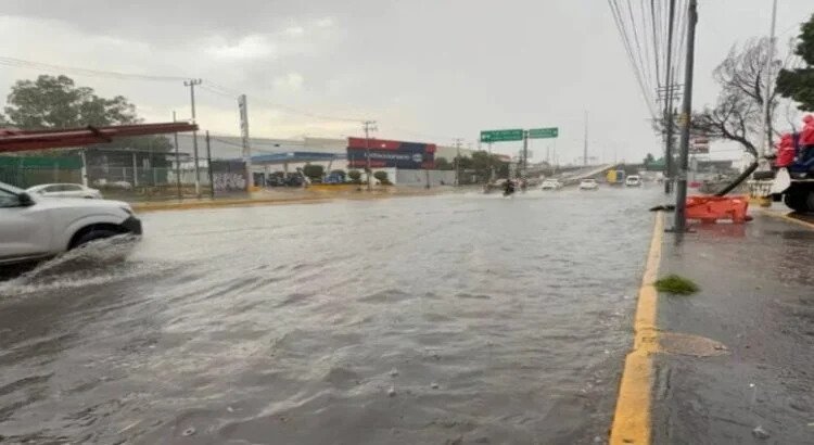 Lluvias generan caos vial e inundaciones en Ecatepec y Tultitlán (1)